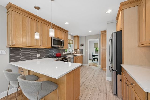 346 Lagoon Drive, Northfield, IL 60093