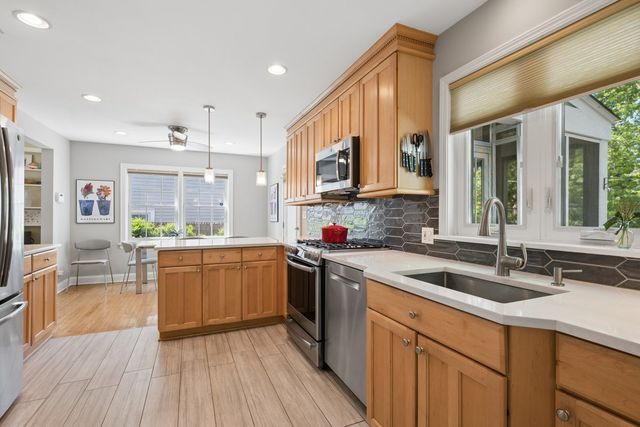346 Lagoon Drive, Northfield, IL 60093