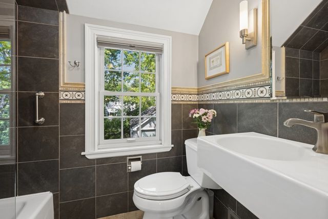 346 Lagoon Drive, Northfield, IL 60093