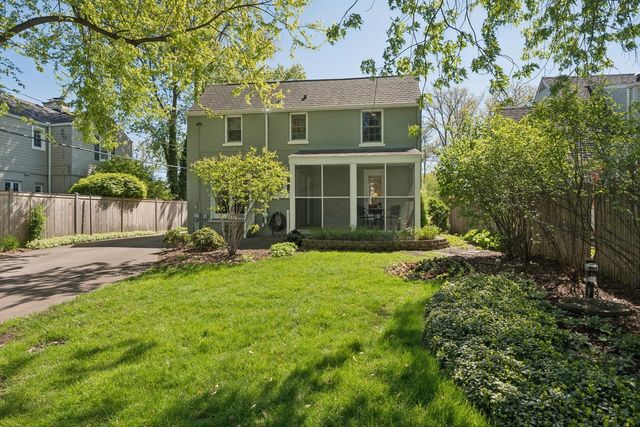 346 Lagoon Drive, Northfield, IL 60093