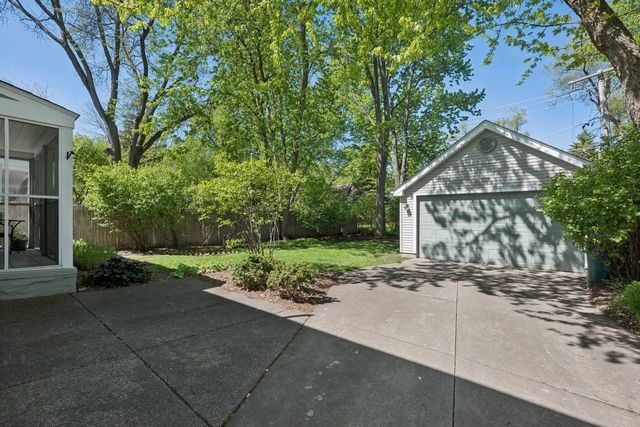 346 Lagoon Drive, Northfield, IL 60093