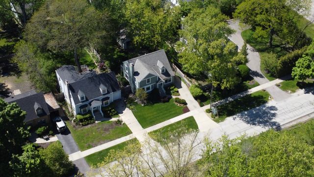 346 Lagoon Drive, Northfield, IL 60093