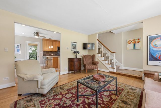 346 Lagoon Drive, Northfield, IL 60093