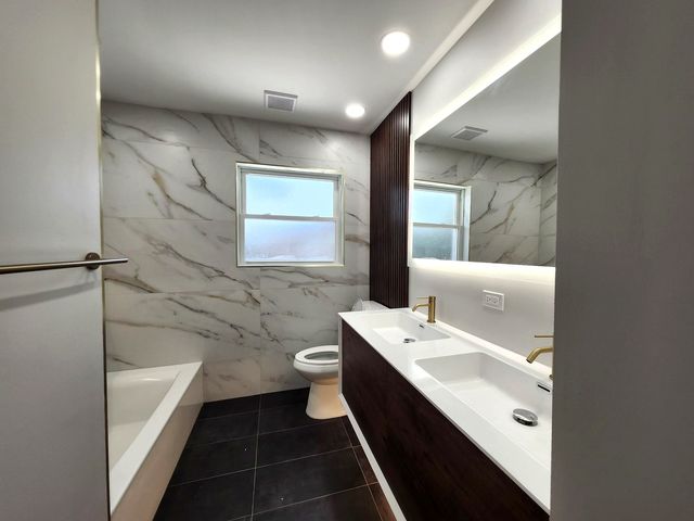 913 S Na Wa Ta Avenue, Mount Prospect, IL 60056