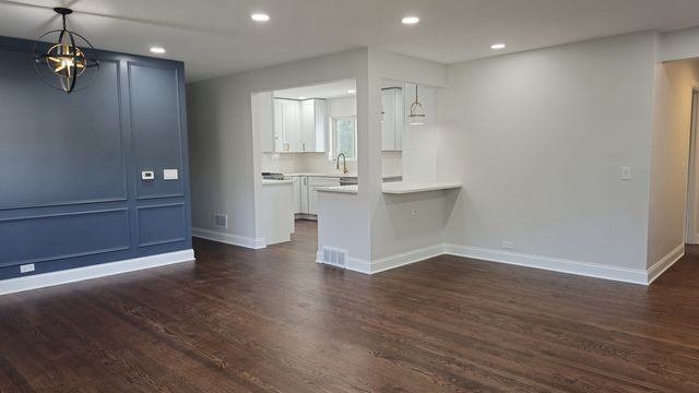 913 S Na Wa Ta Avenue, Mount Prospect, IL 60056