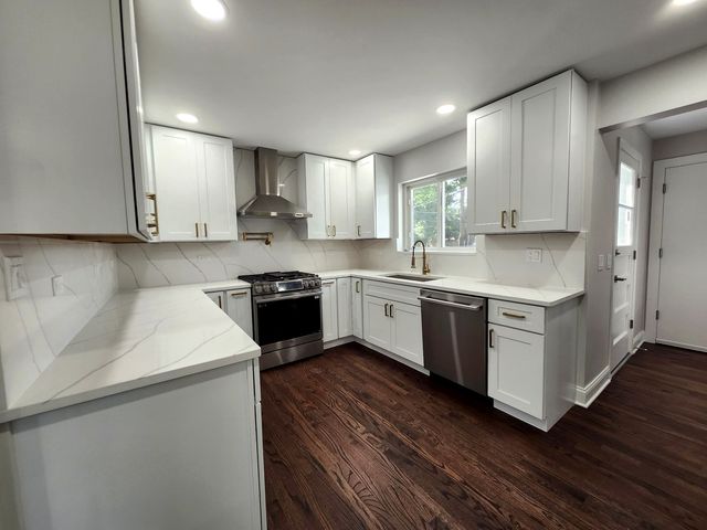 913 S Na Wa Ta Avenue, Mount Prospect, IL 60056