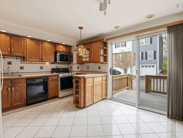 100 Roper St D, Lowell, MA 01852
