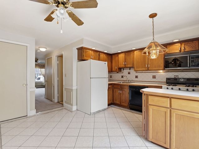 100 Roper St D, Lowell, MA 01852