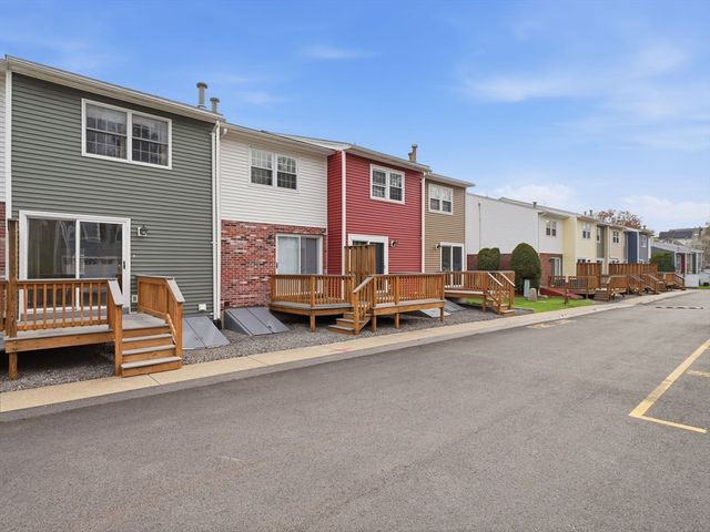 100 Roper St D, Lowell, MA 01852