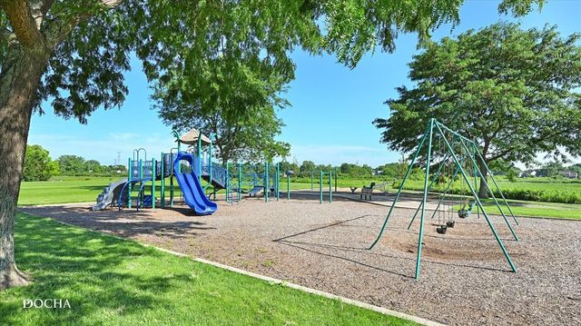 39 S Oakhurst Drive, Aurora, IL 60504