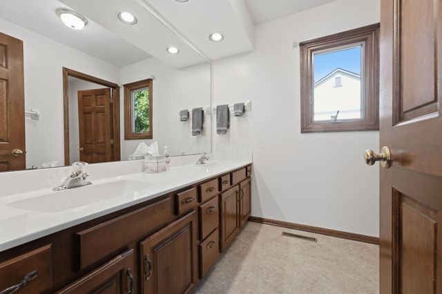 2347 Collins Drive, Worthington, OH 43085