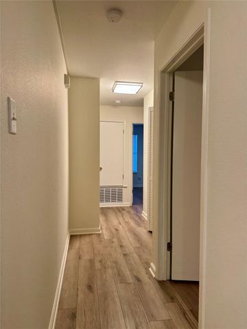 8112 Willet TRL A, Austin, TX 78745