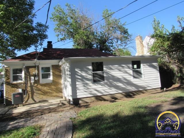 2215 SW 8th Ave, Topeka, KS 66605