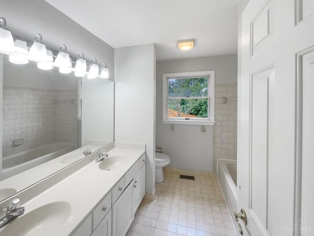 6 Clarke Court, Glendale, OH 45246