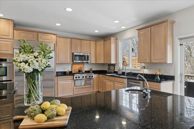 8690 Shade Tree Circle, Lakewood, IL 60014