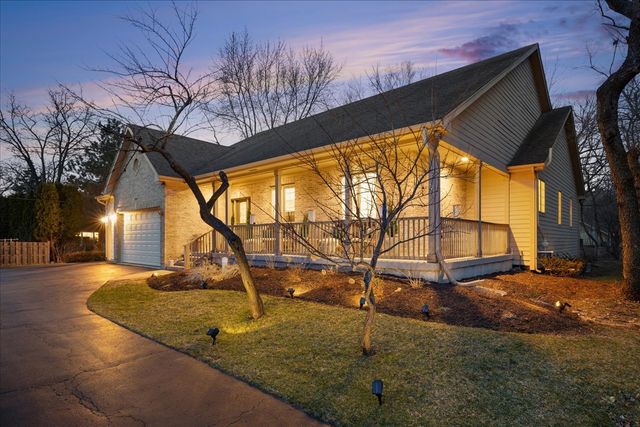 8690 Shade Tree Circle, Lakewood, IL 60014