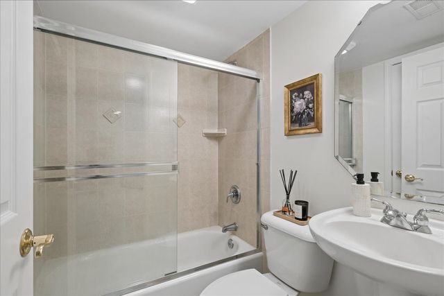 8690 Shade Tree Circle, Lakewood, IL 60014