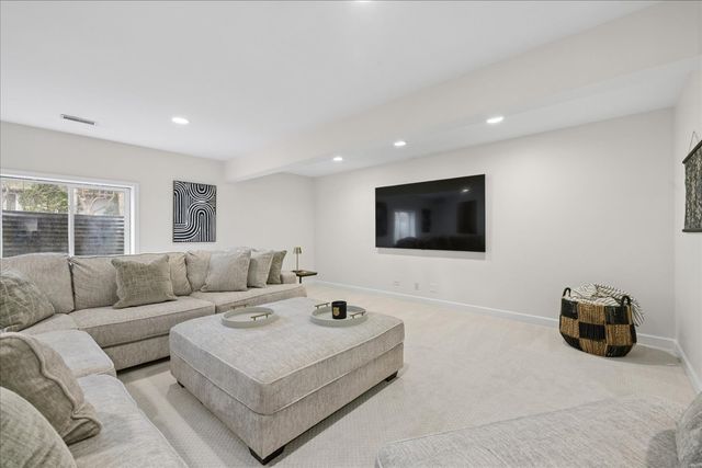 8690 Shade Tree Circle, Lakewood, IL 60014