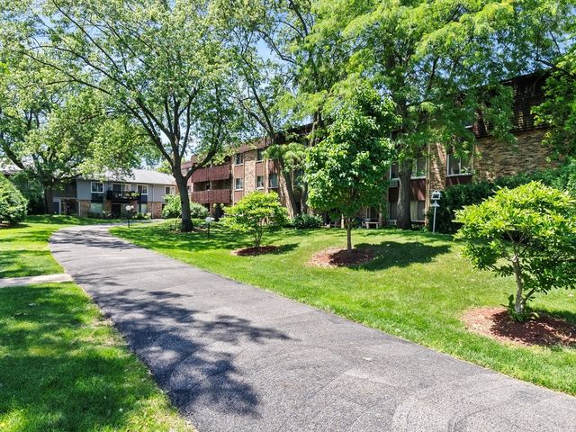 940 E Old Willow Road 305, Prospect Heights, IL 60070
