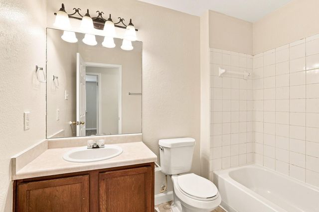 338 Oxford DR, Kyle, TX 78640