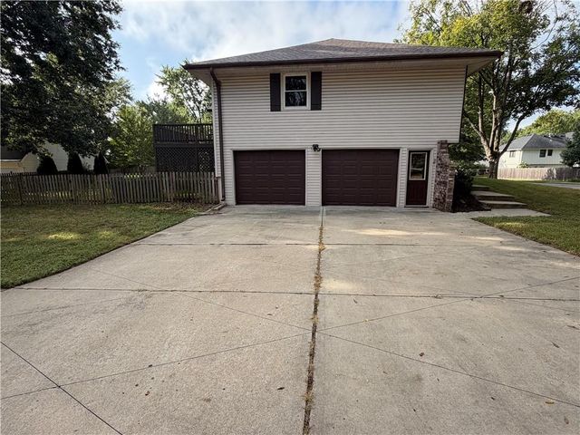 5829 N Norton Avenue, Gladstone, MO 64119
