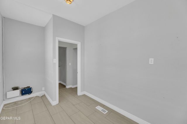 1305 E RIO GRANDE Avenue, El Paso, TX 79902