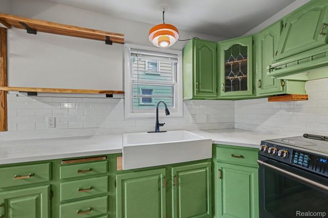 1867 Maddy Lane, Keego Harbor, MI 48320