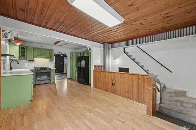 1867 Maddy Lane, Keego Harbor, MI 48320