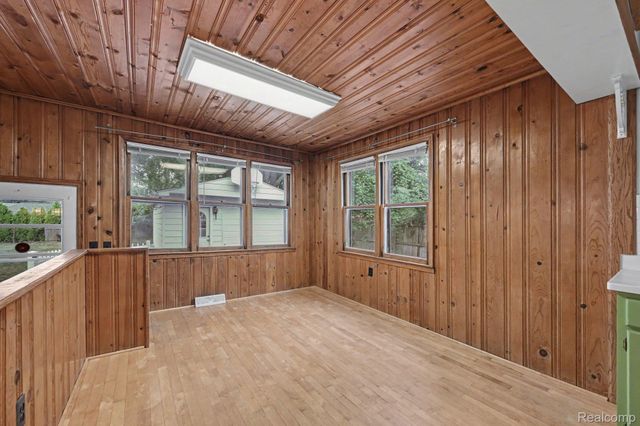 1867 Maddy Lane, Keego Harbor, MI 48320