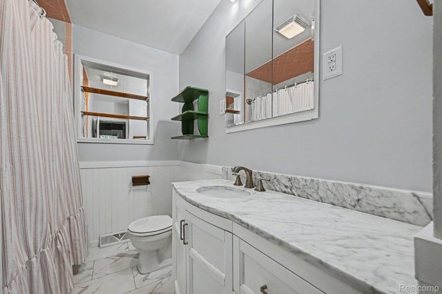 1867 Maddy Lane, Keego Harbor, MI 48320