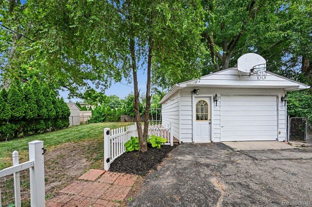 1867 Maddy Lane, Keego Harbor, MI 48320