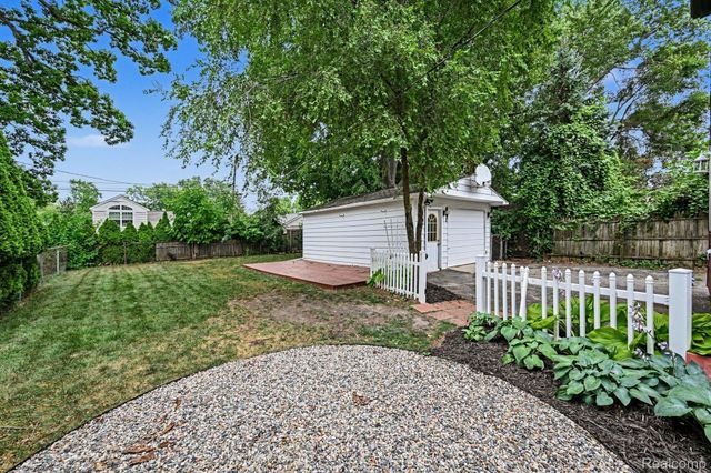 1867 Maddy Lane, Keego Harbor, MI 48320