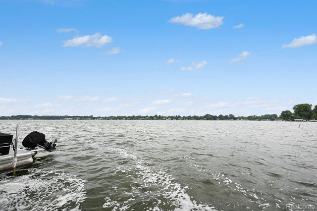 1867 Maddy Lane, Keego Harbor, MI 48320