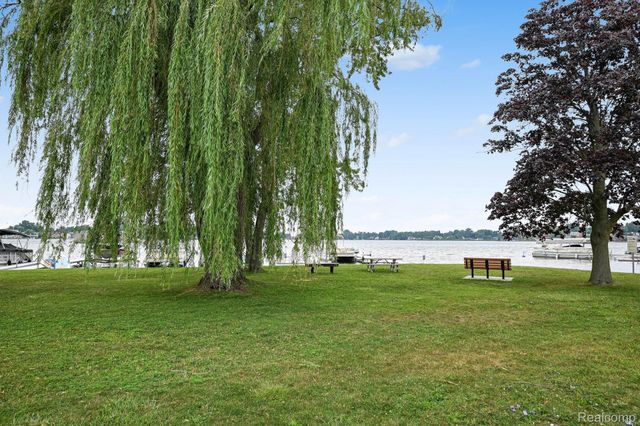 1867 Maddy Lane, Keego Harbor, MI 48320
