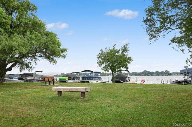 1867 Maddy Lane, Keego Harbor, MI 48320