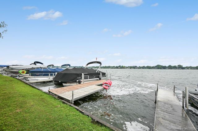 1867 Maddy Lane, Keego Harbor, MI 48320