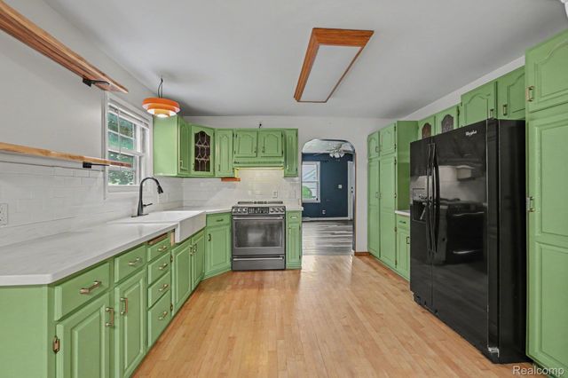 1867 Maddy Lane, Keego Harbor, MI 48320