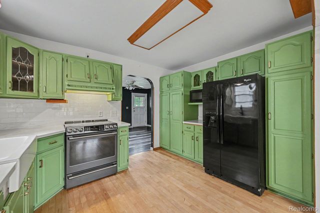 1867 Maddy Lane, Keego Harbor, MI 48320