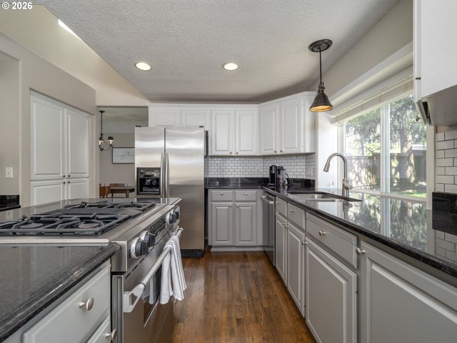 16572 Sw TIMBERLAND Dr, Beaverton, OR 97007