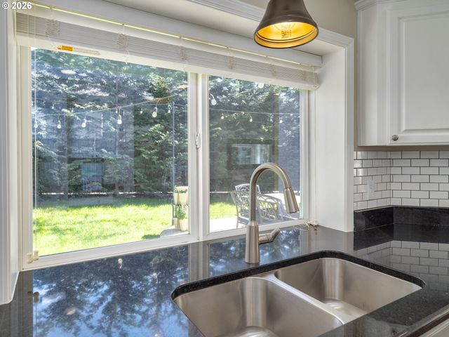 16572 Sw TIMBERLAND Dr, Beaverton, OR 97007