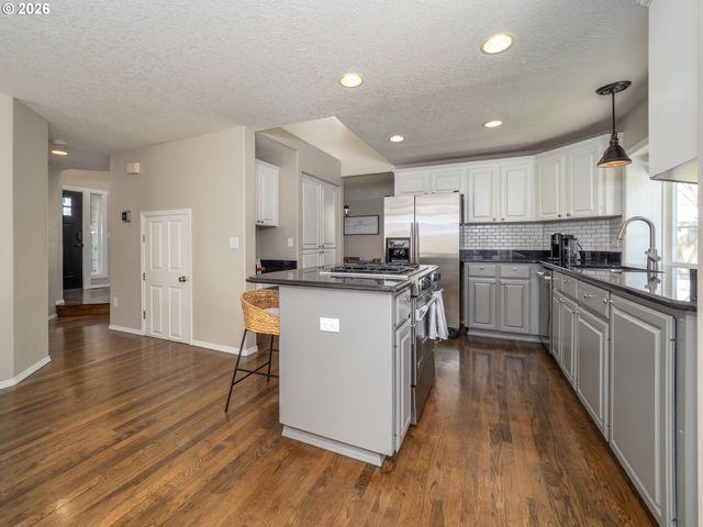 16572 Sw TIMBERLAND Dr, Beaverton, OR 97007