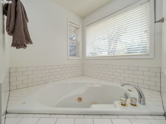 16572 Sw TIMBERLAND Dr, Beaverton, OR 97007