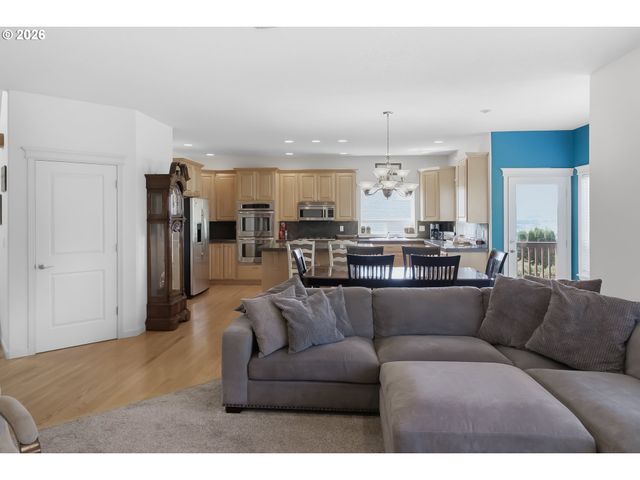 2469 37TH St, Washougal, WA 98671