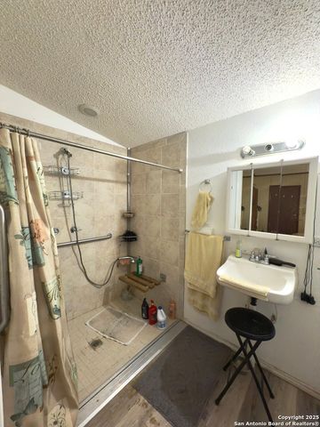 138 Oak Valley, La Vernia, TX 78121