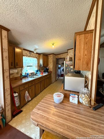 138 Oak Valley, La Vernia, TX 78121