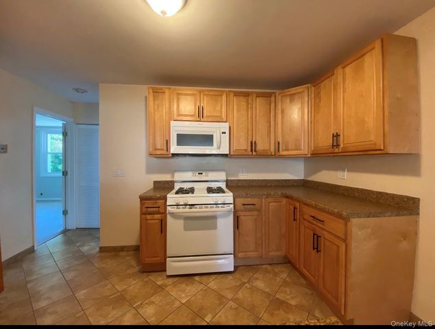 8 Birchwood Avenue, Nanuet, NY 10954