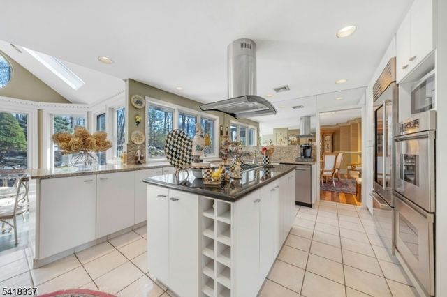 17 Sycamore Dr, Woodcliff Lake Boro, NJ 07677