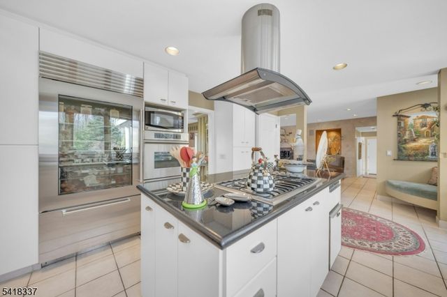 17 Sycamore Dr, Woodcliff Lake Boro, NJ 07677