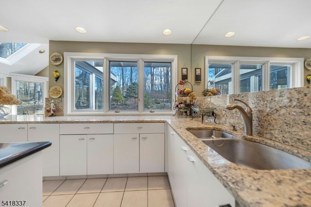 17 Sycamore Dr, Woodcliff Lake Boro, NJ 07677