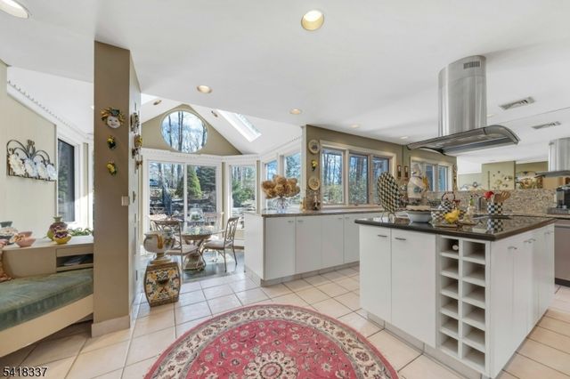 17 Sycamore Dr, Woodcliff Lake Boro, NJ 07677